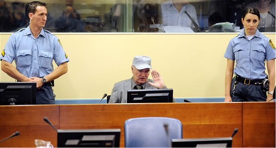 Bývalý velitel bosenskosrbské armády Ratko Mladi u soudního tribunálu v Haagu (3. ervna 2011)