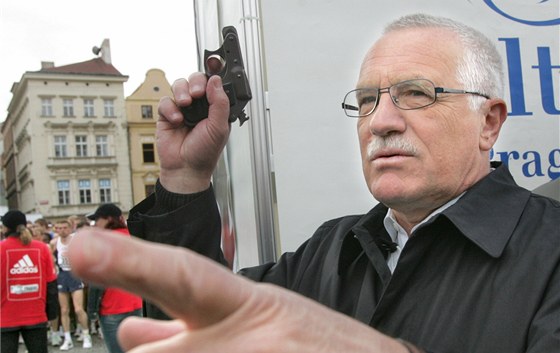 Václav Klaus na archivním snímku z roku 2004, kdy startoval praský maraton