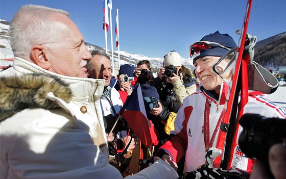 Václav Klaus blahopeje Katein Neumannové ke stíbrné olympijské medaili za skiatlon v Turín. (12. února 2006) 