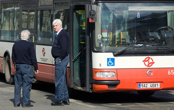 Mladá ena poniila kopáním dvee autobusu. Ilustraní snímek