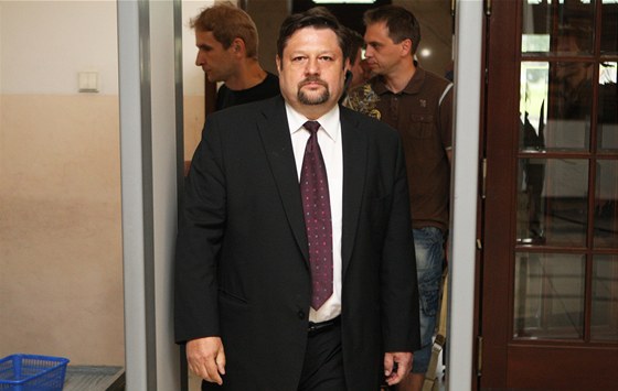 Petr Wolf prostupuje bezpenostním rámem na Krajském soudu v Ostrav.