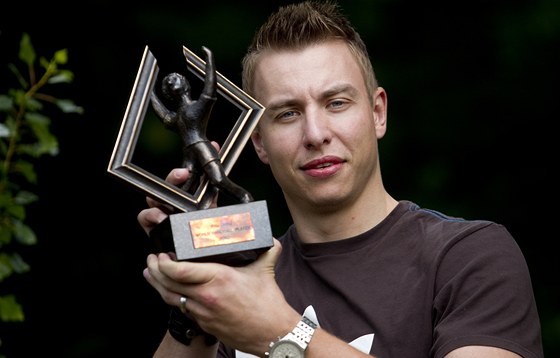 Filip Jícha s trofejí pro nejlepího házenkáe svta.