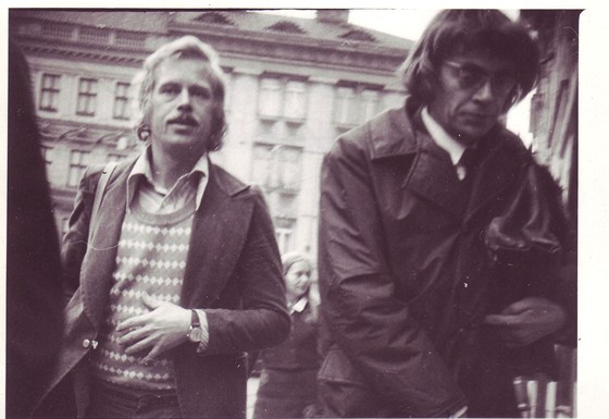 Václav Havel a Jií Nmec míí k soudu. Foceno StB v záí 1976 na Malostranském námstí.