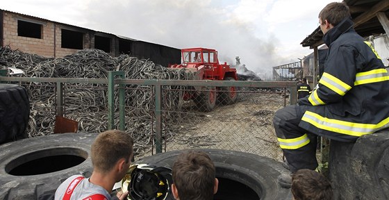 Speciální naklada pomáhá s haením skládky pneumatik a prye v Boru u Skute. (7. ervna 2011)