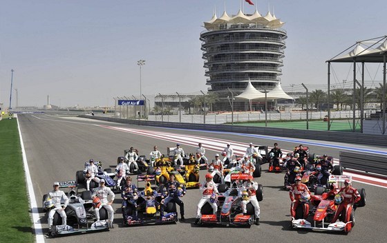 Jezdci formule 1 ped loskou Grand Prix Bahrajnu.