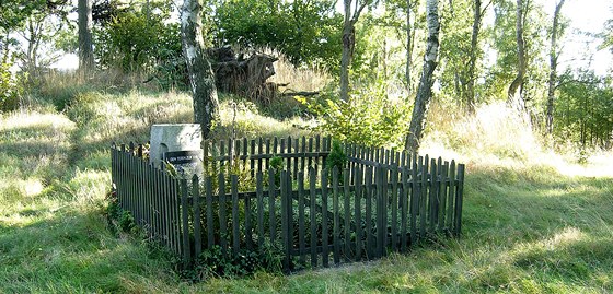 Pomník nmeckým internovaným, které 6.6.1945 popravily Revoluní gardy v Krásné Líp na Sokolovsku. 