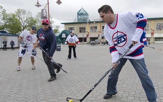 Hokejoví fandové ve Winnipegu se u nemou dokat nové sezony NHL.