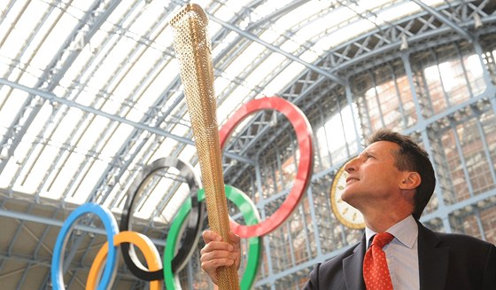 éf organizaního výboru londýnské olympiády Sebastian Coe pedstavuje podobu pochodn. 
