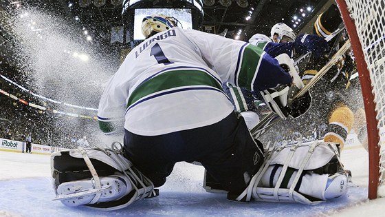 Vancouverský gólman Roberto Luongo elí jednomu z mnoha bostonských útok.