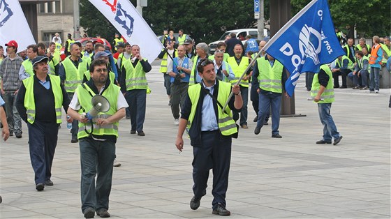 Takto pochodovali začátkem června Ostravou místní dopraváci, když stávkovali za vyšší mzdy. Nyní vyšli znovu, aby symbolicky podpořili stávku dopravních odborů.