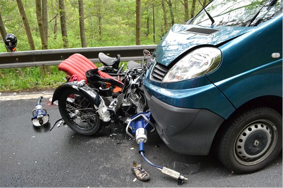 Tragicky skonila tvrtení nehoda u Beova, motorká na míst zemel a mladou dívku transportoval vrtulník s tkými zranními do nemocnice.