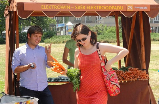 Elektrowin vyuil oblíbené farmáské trhy ke sbru elektroodpadu. Za kus nabízí svazek mrkve.