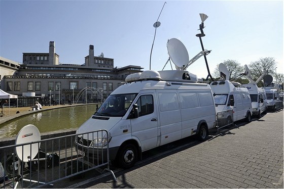 Ped budovou Mezinárodního trestního tribunálu pro bývalou Jugoslávii v Haagu stojí u nyní desítky televizních táb 