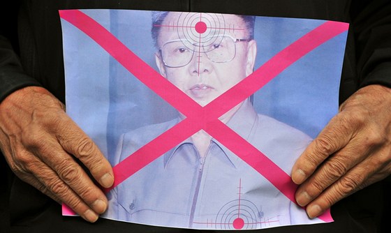 Demonstranti v centru Soulu asto tímají portrét Kima s terem na hlav i srdci