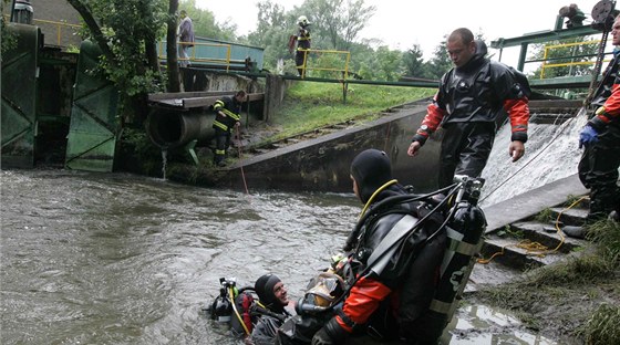 Jez na Mlýnském potoku v Olomouci, kde se utopil žák novojičínské školy a učitelka, která mu skočila na pomoc. Instruktor, který skočil z raftu také na pomoc, bojuje v nemocnici o život.