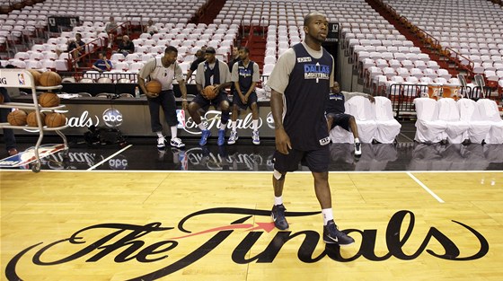 Dominique Jones z Dallasu Mavericks si jde vyzkouet palubovku, na ní se odehrálo první fonále NBA.
