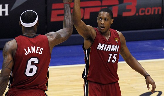 Miamtí LeBron James (vlevo) a Mario Chalmers slaví trefu proti Dallasu.