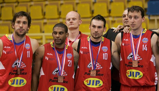 TI KONÍCÍ. Z ad bronzových pardubickkcýh basketbalist vystupují louící se Luká Kraus (11), Martin Sýkora (10) a Pavel Milo (24).