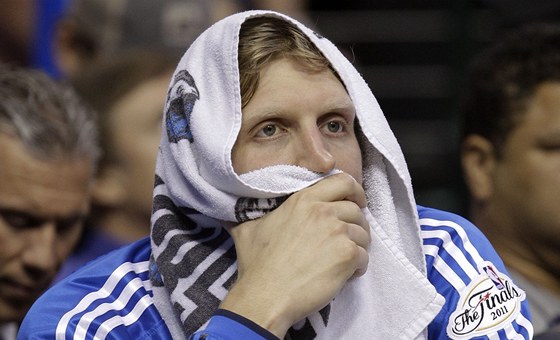 Dirk Nowitzki z Dallasu Mavericks odpoívá na lavice.