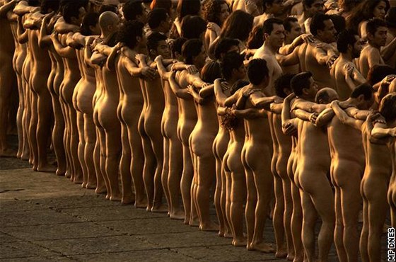 Nudisté, které si  fotograf Spencer Tunick srovnal do ad
