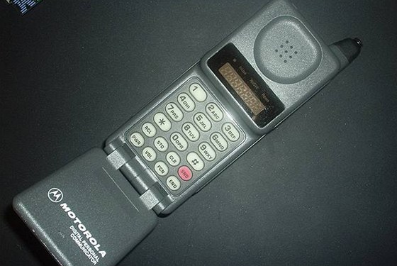 Motorola MicroTAC z roku 1989 byla prvním mobilem s vékovou konstrukcí.