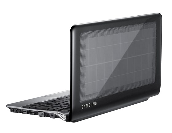 Netbook Samsung NC215S vyuívá k napájení i solármí panel.