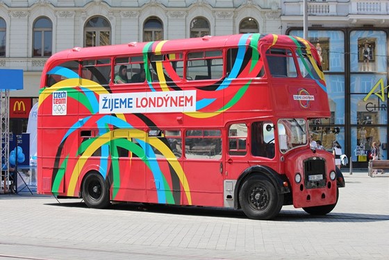 Originální patrový londýnský autobus, který je upravený na multimediální centrum.