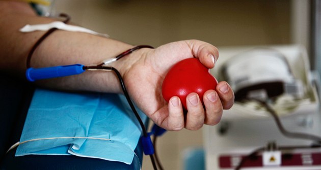 Krev dárců se bude vyšetřovat podrobněji, otevře se debata o zmírnění podmínek