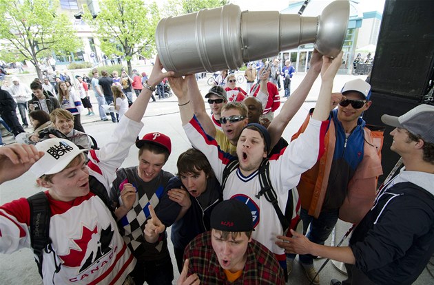 MÁME NHL. Fanou�ci Winnipegu oslavují návrat slavné hokejové sout�e do m�sta. 