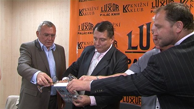 Ji�í Paroubek si k�est nové knihy brzy zopakuje.