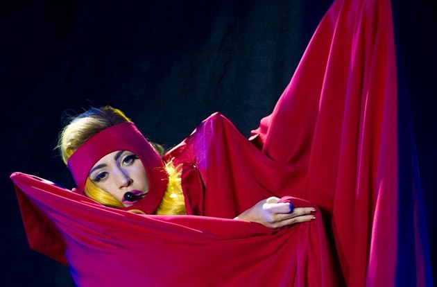 Zp�va�ka Lady Gaga vystoupila 17. listopadu 2010 poprvé v �esku (Praha, O2 arena)