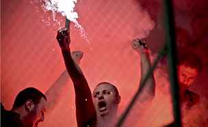 FOTBALOV OHN. Bosent fanouci se rozvnili v hlediti bukureskho stadionu pi mezisttnm ppravnm zpase jejich reprezentace v Rumunsku.