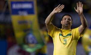 POSLEDNÍ OVACE. Nkdejí nejlepí fotbalista svta Ronaldo nastoupil za brazilskou reprezentaci v píprav proti Rumunsku. Pestoe výkonnost u nemá, diváci v Sao Paulu ho za minulé zásluhy bohat odmnili.