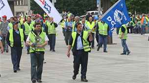 Takto pochodovali zaátkem ervna Ostravou místní dopraváci, kdy stávkovali za vyí mzdy. Nyní vyli znovu, aby symbolicky podpoili stávku dopravních odbor.