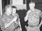 Mladi si pipíjí s velitelem jednotek OSN ve Srebrenici Thomem Karremansem....