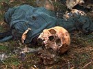 Ostatky obtí masakru ve Srebrenici