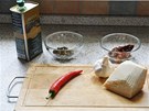 Krom surovin potebných pro klasické aglio olio pidává autor receptu i suená rajaty a kapary.
