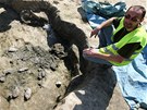 Archeologové zkoumají dno Staromstského rybníka v Teli (archeolog David Zimola ukazuje kostru híbte)