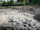 Archeologové zkoumají dno Staromstského rybníka v Teli
