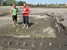 Archeologové zkoumají dno Staromstského rybníka v Teli