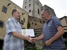 Michal Hanák pedává kastelánovi hradu Buchlov Rostislavu Jokovi (vpravo) certifikát Nejhezí památka v eské republice 