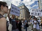Demonstranti s transparenty proti bourání domu na Václavském námstí