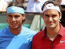 Rafael Nadal (vlevo) a Roger Federer p�ed finálovým soubojem na Roland Garros 2011