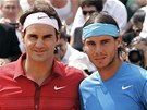 SMVY NA VOD. Roger Federer (vlevo) a Rafael Nadal pzuj fotografm ped zatkem finlovho utkn na Roland Garros.