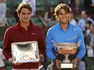 U podle vraz v oblieji je jasn, kdo z dvojice Roger Federer (vlevo) a Rafael Nadal zvtzil ve finle Roland Garros.