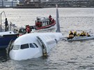 Letadlo US Airways po nouzovém přistáni do řeky Hudson v New Yorku. (15. leden 2009)