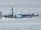 Letadlo US Airways po nouzovém přistáni do řeky Hudson v New Yorku. (15. leden...