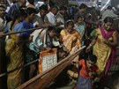 Dav indických astmatik si razí cestu k lenm rodiny Goud, kteí nabízejí lébu "ivými rybkami", která je má zbavit nkterých respiraních obtíí (8. ervna 2011)