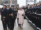 Královna Albta II. prochází kolem estné stráe v pístavu Portsmouth, kde zakotvila HMS Ark Royal. Panovnice lo navtívila v rámci oslav 25. výroí od sputní britské vlajkové lodi na moe. 