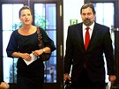 Karolina Peake a Radek John (oba VV) picházejí na jednání do Poslanecké snmovny. (7. ervna 2011)